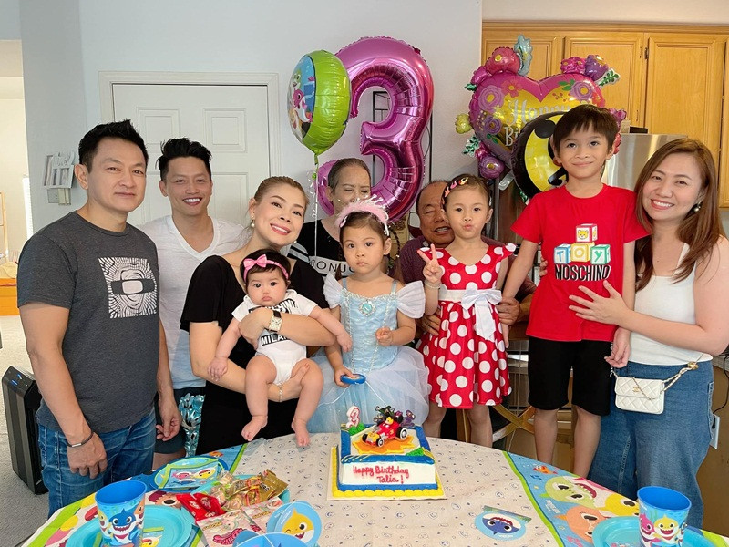 Cách đây ít ngày, Thanh Thảo chia sẻ hình ảnh cùng ông xã tổ chức tiệc sinh nhật cho cô con gái.