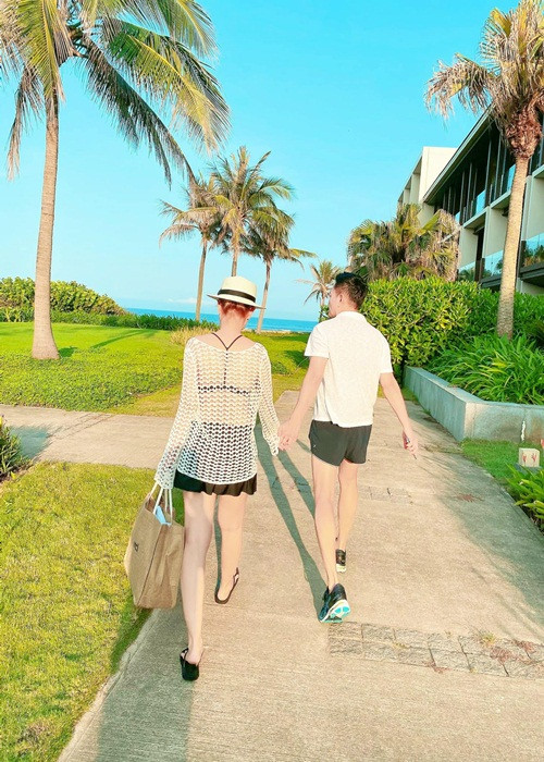 Cặp đôi tay trong tay hạnh phúc trong chuyến du lịch ở Việt Nam cách đây không lâu.