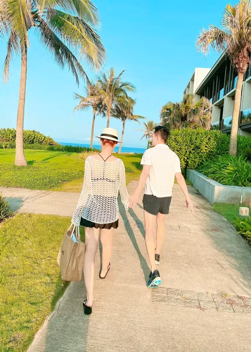 Cặp đôi tay trong tay hạnh phúc trong chuyến du lịch ở Việt Nam cách đây không lâu.