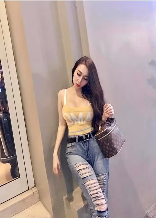 Khắc Việt cũng nhiều lần dành lời có cánh cho nhan sắc của bà xã. Nam nhạc sĩ chia sẻ khi biết vợ giảm 10kg sau hơn một tuần sinh nở: "Không thể tin nổi, mới đẻ có 10 ngày, mà nhìn vợ như là gái mới lớn ấy, không nghĩ là gái 2 con".