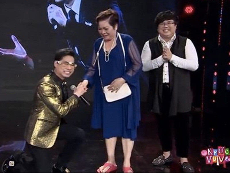 Ngọc Sơn nổi tiếng hiếu thảo. Anh để mẹ quản lý tài sản. Ngoài ra, nam ca sĩ không ít lần bày tỏ tình cảm với mẹ ruột. Trong chương trình “Ký ức vui vẻ”, Ngọc Sơn quỳ gối hôn tay mẹ trước khán giả. Mẹ Ngọc Sơn rưng rưng nước mắt cho biết, bà rất cảm động khi được mời tham gia chương trình cùng con trai. Ảnh: Dân Việt