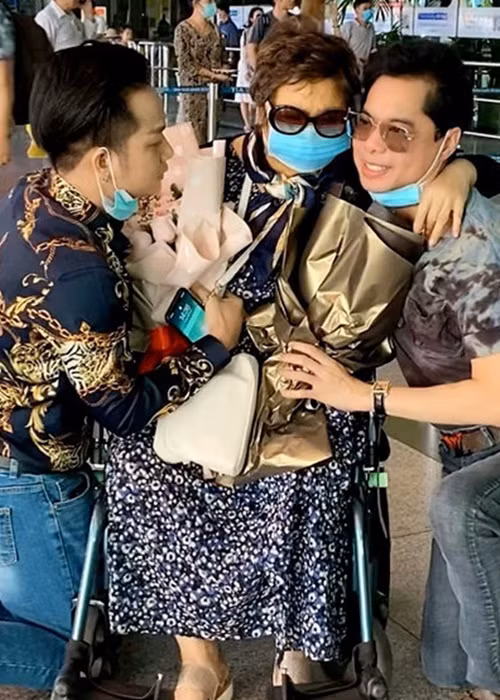 Mẹ của Ngọc Sơn sang Mỹ để chữa trị khối u ở cổ hồi năm 2020. Sau đó, Ngọc Sơn đón mẹ về nước để tiện chăm sóc. Ảnh: Vietnamnet