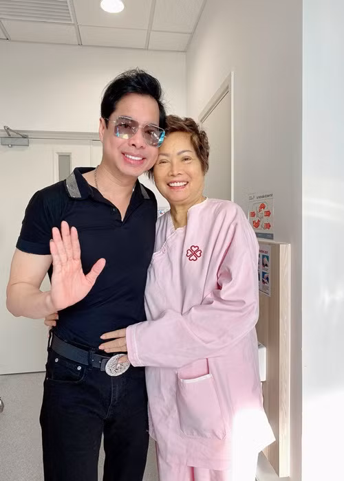 Ngọc Sơn và mẹ sống tại căn biệt thự ở quận 1, TP HCM. Gần đây, mẹ của Ngọc Sơn thích tĩnh dưỡng ở Vũng Tàu. Nam ca sĩ về theo mẹ để chăm sóc. Ảnh: Vietnamnet