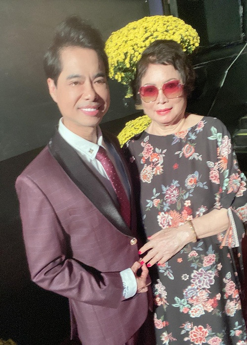 Năm 2015, khi Ngọc Sơn tự nhốt mình trong phòng suốt nhiều ngày sau khi bố qua đời, bà là người động viên để Ngọc Sơn bình tâm trở lại.