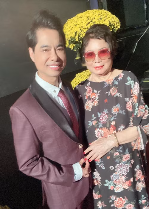 Năm 2015, khi Ngọc Sơn tự nhốt mình trong phòng suốt nhiều ngày sau khi bố qua đời, bà là người động viên để Ngọc Sơn bình tâm trở lại.