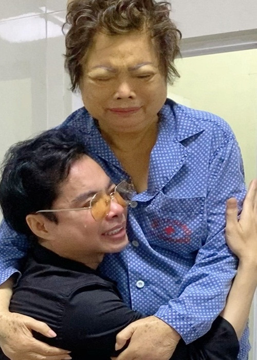 Theo Zing, từ ngày 8/7, danh ca Ngọc Sơn và mẹ đi cách ly vì đều là F1, liên quan đến ca mắc COVID-19. Đến ngày 11/7, mẹ của nam ca sĩ qua đời vì bệnh nền, tuổi cao. Ngọc Sơn phải chịu tang mẹ trong khu cách ly. Ảnh: VTC