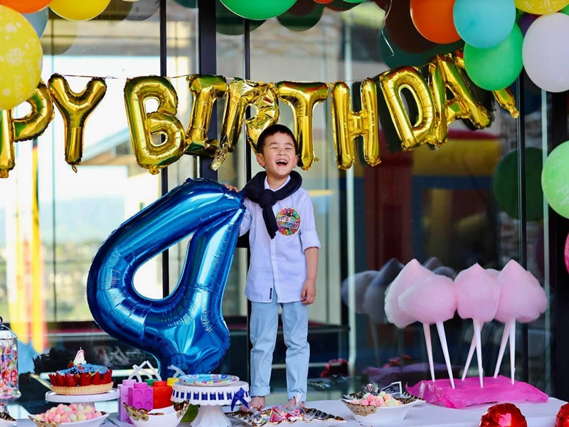 Bé Thiên Từ sinh năm 2017, có cuộc sống "ngậm thìa vàng" từ khi chào đời. Cậu nhóc hiện tại sống trong căn biệt thự xa hoa như khách sạn 5 sao ở Mỹ bên mẹ.