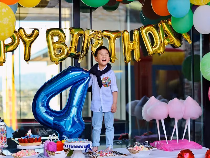 Bé Thiên Từ sinh năm 2017, có cuộc sống "ngậm thìa vàng" từ khi chào đời. Cậu nhóc hiện tại sống trong căn biệt thự xa hoa như khách sạn 5 sao ở Mỹ bên mẹ.