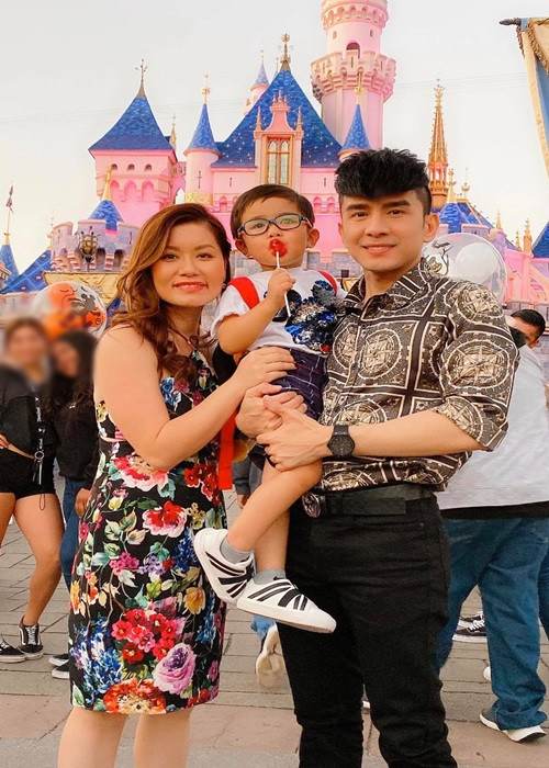 Ngay từ nhỏ, con trai của Đan Trường - Thủy Tiên đã được bố mẹ cho đi du lịch nhiều nơi.