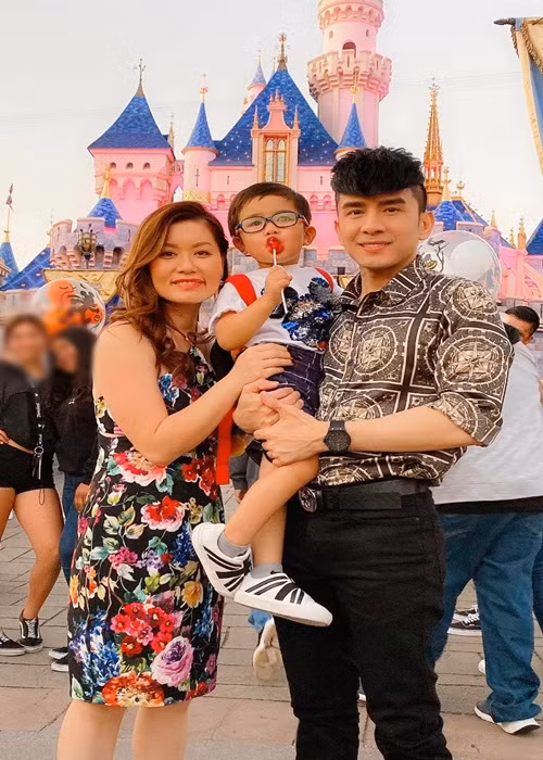 Ngay từ nhỏ, con trai của Đan Trường - Thủy Tiên đã được bố mẹ cho đi du lịch nhiều nơi.