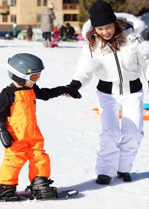 Quý tử nhà Đan Trường còn mê trượt tuyết. Thủy Tiên chia sẻ sở thích này của con trai khiến cô “toát mồ hôi” bởi chỉ riêng vé trượt tuyết đã lên đến 209 USD, chưa kể quần áo, giày, ván trượt.