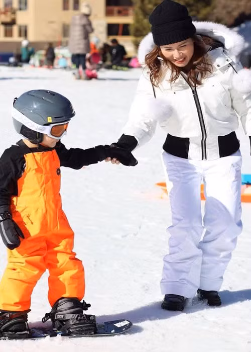 Quý tử nhà Đan Trường còn mê trượt tuyết. Thủy Tiên chia sẻ sở thích này của con trai khiến cô “toát mồ hôi” bởi chỉ riêng vé trượt tuyết đã lên đến 209 USD, chưa kể quần áo, giày, ván trượt.