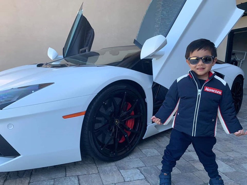 Quần áo, giầy dép của Thiên Từ cũng được sắm toàn hàng hiệu, giá trị mỗi món đồ vào khoảng từ 100-800 USD.