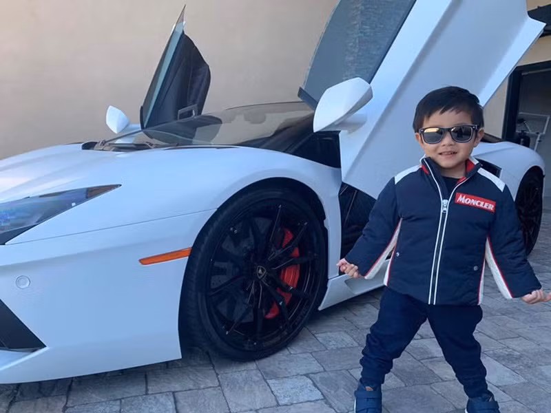 Quần áo, giầy dép của Thiên Từ cũng được sắm toàn hàng hiệu, giá trị mỗi món đồ vào khoảng từ 100-800 USD.