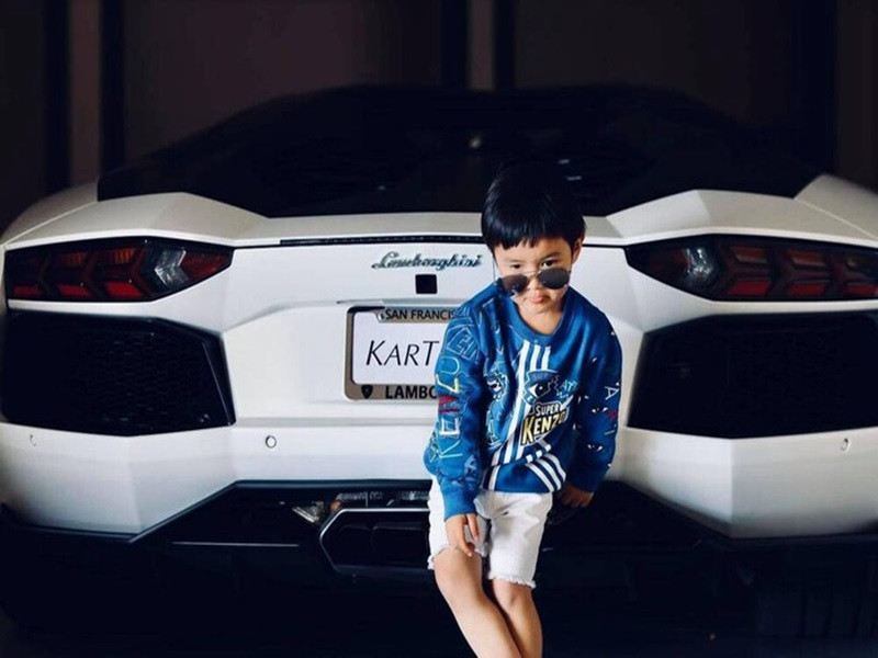  Con trai của Đan Trường mê siêu xe giống mẹ.