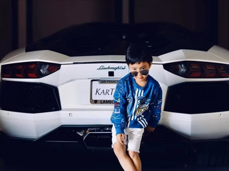  Con trai của Đan Trường mê siêu xe giống mẹ.