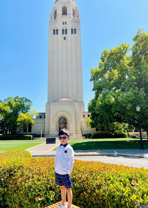 Từ khi mới 2 tuổi, con trai của Đan Trường - Thủy Tiên đã được bố mẹ đầu tư cho học ngoại ngữ, trong đó có việc thuê vú em biết ngoại ngữ: Anh - Việt Hoa, hay Anh - Tây Ban Nha. Ngoài ra, Thiên Từ còn được bố mẹ giúp kiếm tiền từ nhỏ. Thủy Tiên thành lập công ty và kênh Youtube riêng cho con trai. Nữ doanh nhân tiết lộ năm 2019, kênh Youtube của con trai nhận được trung bình 1000 USD/clip.