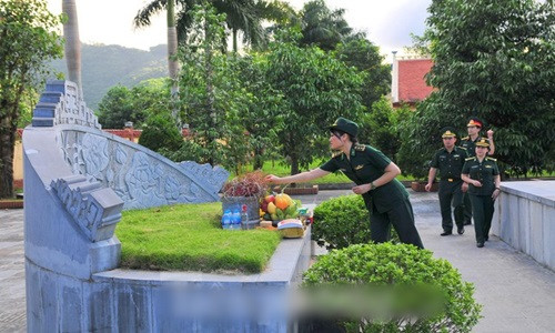 Rung rung khuc trang ca tinh yeu cua Liet si tren dinh Po Hen