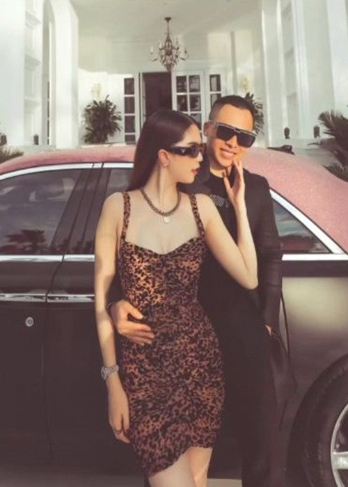 Gần đây, Khắc Tiệp cũng gây chú ý khi đăng tải clip Ngọc Trinh diện bikini chạy trong biệt thự.