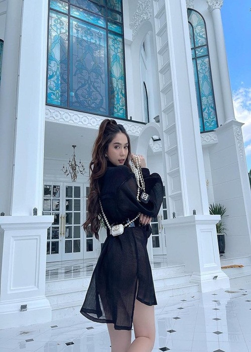 Chân dài gốc Trà Vinh cho biết sẽ thường xuyên thay đổi nơi ở, đi đi về về giữa biệt thự của mình và biệt thự của Khắc Tiệp.