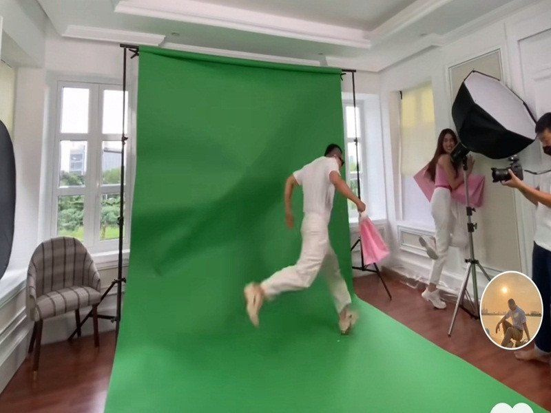 Mới đây, trong một đoạn clip hậu trường quay quảng cáo, không biết vô tình hay cố ý, Khắc Tiệp va vào Ngọc Trinh. Tư thế của cả hai có phần nhạy cảm.