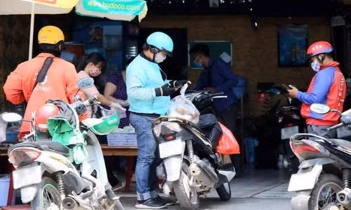 Ha Noi cho phep 700 shipper duoc giao hang trong thoi gian gian cach