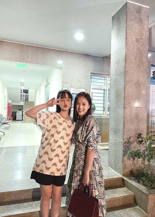 Thục Anh thân thiết với Thu Quỳnh trên phim trường. Ảnh: Thời đại plus