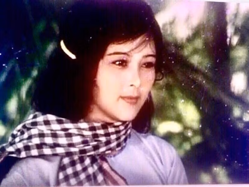 Để nhập vai, bà vào chùa tu tập học các nhà sư cách sinh hoạt, đi đứng, nói năng, tụng kinh, gõ mõ, khấn vái, bê tráp, thử sức cảnh bị tra tấn bằng điện, tập chèo ghe, ngâm mình trong sông nước Nam Bộ. Ảnh: VTC