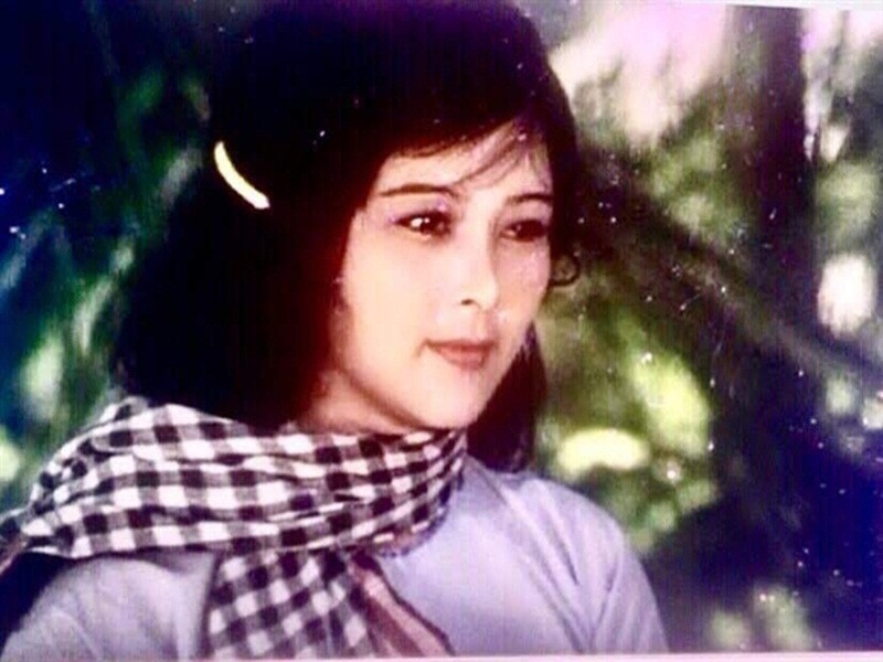 Để nhập vai, bà vào chùa tu tập học các nhà sư cách sinh hoạt, đi đứng, nói năng, tụng kinh, gõ mõ, khấn vái, bê tráp, thử sức cảnh bị tra tấn bằng điện, tập chèo ghe, ngâm mình trong sông nước Nam Bộ. Ảnh: VTC