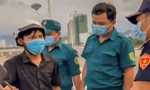 Kiem diem pho chu tich phuong giam xe nguoi di mua banh mi