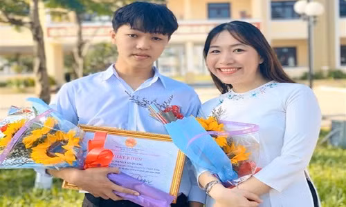 Chuyen it biet ve nam sinh xu Quang dat 10 diem mon Van