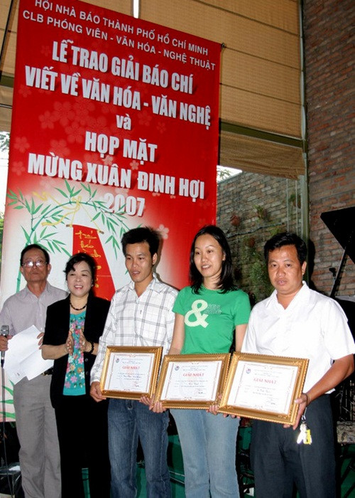 Theo Thể thao Văn hóa, ở lĩnh vực nhiếp ảnh, Lữ Đắc Long từng thực hiện buổi triển lãm Nghệ sĩ và phim trường, Nghĩa tình nghệ sĩ bằng tranh 3D kết hợp cùng nhiếp ảnh gia kiêm nhạc sĩ Thái Ngọc Sơn. Anh còn nhận được các giải thưởng như: giải nhất Báo chí năm 2006 với loạt bài phóng sự: Phim Việt trong vòng xoáy thị trường, hai giải nhất Báo chí năm 2006-2007 do Hội Nhà báo TP. Hồ Chí Minh tổ chức. Ngoài ra, Lữ Đắc Long từng phát hành sách Hậu trường phim ảnh cùng đạo diễn Việt Linh.