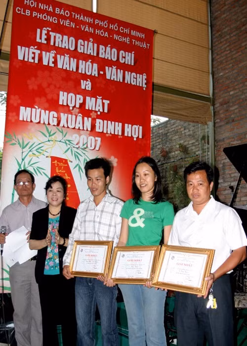 Theo Thể thao Văn hóa, ở lĩnh vực nhiếp ảnh, Lữ Đắc Long từng thực hiện buổi triển lãm Nghệ sĩ và phim trường, Nghĩa tình nghệ sĩ bằng tranh 3D kết hợp cùng nhiếp ảnh gia kiêm nhạc sĩ Thái Ngọc Sơn. Anh còn nhận được các giải thưởng như: giải nhất Báo chí năm 2006 với loạt bài phóng sự: Phim Việt trong vòng xoáy thị trường, hai giải nhất Báo chí năm 2006-2007 do Hội Nhà báo TP. Hồ Chí Minh tổ chức. Ngoài ra, Lữ Đắc Long từng phát hành sách Hậu trường phim ảnh cùng đạo diễn Việt Linh.