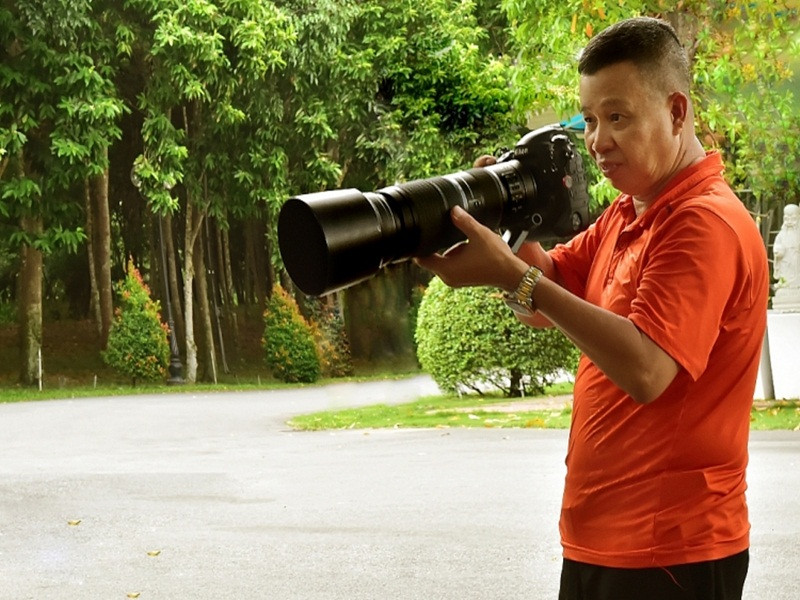 Lữ Đắc Long mua máy và đi học chụp hình nghệ thuật, trước tiên là chụp ảnh hậu trường, sau chụp ảnh chân dung nghệ sĩ. Thấy diễn viên có nhiều cái hay cần chia sẻ với khán giả, Lữ Đắc Long viết giới thiệu, từ đó trở thành phóng viên mảng điện ảnh. Ảnh: Thế giới điện ảnh