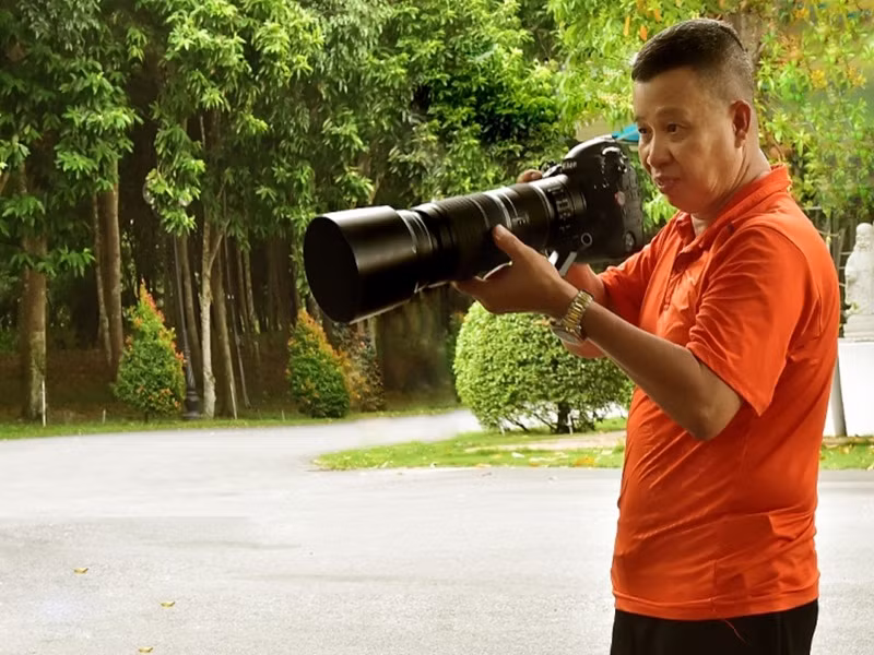 Lữ Đắc Long mua máy và đi học chụp hình nghệ thuật, trước tiên là chụp ảnh hậu trường, sau chụp ảnh chân dung nghệ sĩ. Thấy diễn viên có nhiều cái hay cần chia sẻ với khán giả, Lữ Đắc Long viết giới thiệu, từ đó trở thành phóng viên mảng điện ảnh. Ảnh: Thế giới điện ảnh