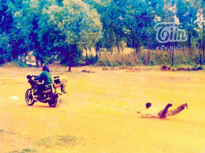 Lữ Đắc Long sinh năm 1966, quê ở Cai Lậy, Tiền Giang. Trước đây, anh nổi tiếng với vai trò cascadeur. Lữ Đắc Long chia sẻ trên Tuần Báo Văn Nghệ TP.HCM, anh tham gia đóng thế vai trên 100 phim, cả trong và ngoài nước như: “Thanh gươm để lại”, “Võ sĩ bất đắc dĩ”, “Sơn Thần thủy quái”, “Hồng hải tặc”, “Kế hoạch 99”, “Người Mỹ trầm lặng”, “Miền Nam xa xăm”… Ảnh: Đất Việt