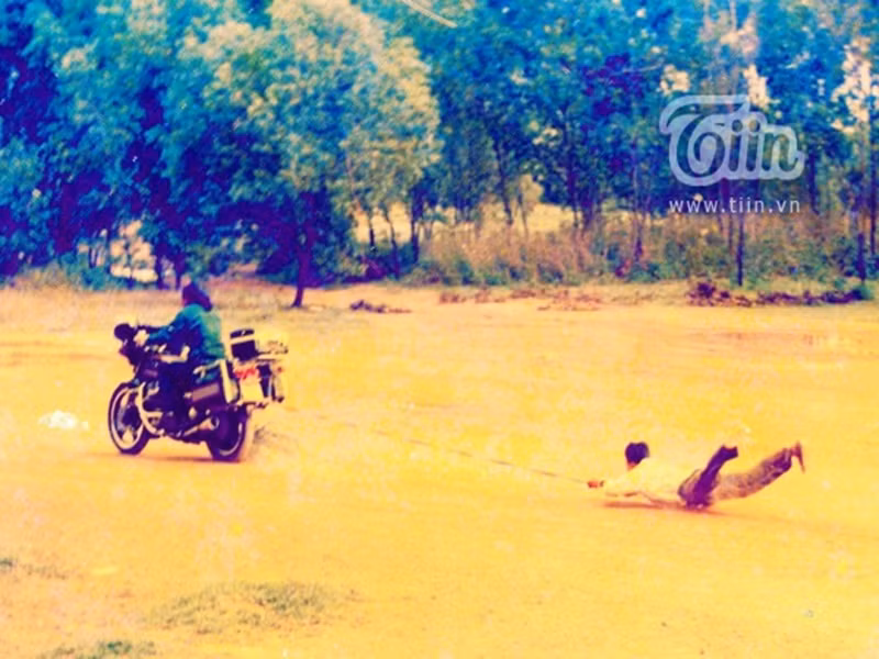 Lữ Đắc Long sinh năm 1966, quê ở Cai Lậy, Tiền Giang. Trước đây, anh nổi tiếng với vai trò cascadeur. Lữ Đắc Long chia sẻ trên Tuần Báo Văn Nghệ TP.HCM, anh tham gia đóng thế vai trên 100 phim, cả trong và ngoài nước như: “Thanh gươm để lại”, “Võ sĩ bất đắc dĩ”, “Sơn Thần thủy quái”, “Hồng hải tặc”, “Kế hoạch 99”, “Người Mỹ trầm lặng”, “Miền Nam xa xăm”… Ảnh: Đất Việt