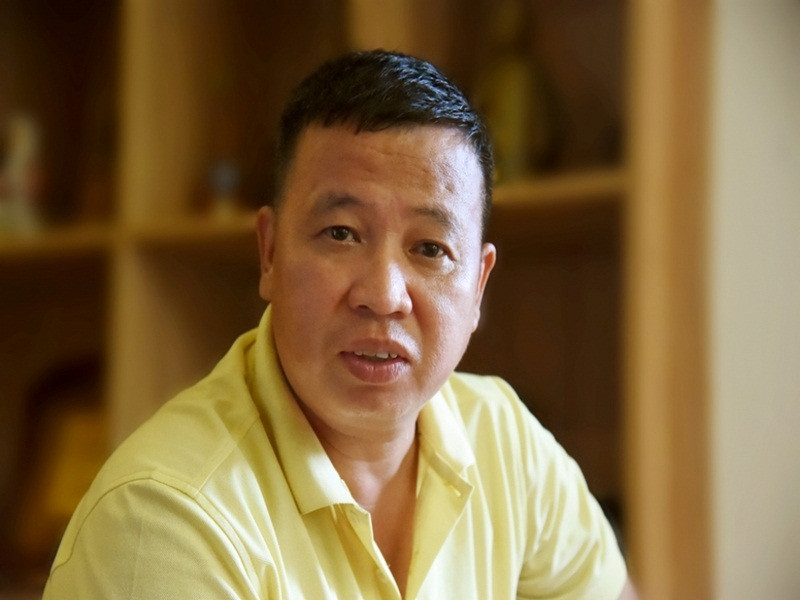 Lữ Đắc Long chăm làm từ thiện. Anh từng chụp ảnh ca sĩ Ngọc Sơn, rồi được chính tác giả mua lại bản copy với giá 10 triệu đồng. Nhiều nghệ sĩ khác biết ý nguyện của Lữ Đắc Long ủng hộ bằng cách mua lại hình của mình. Đợt đó anh thu được gần 100 triệu đồng. Số tiền này nam diễn viên cho hết vào quỹ từ thiện. Ảnh: Thế giới điện ảnh