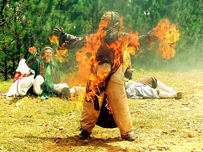 Trong thời gian làm diễn viên đóng thế, Lữ Đắc Long đối mặt với không ít nguy hiểm. Trong một bộ phim cổ trang quay tại Đà Lạt, anh diễn cảnh nhân vật bị trúng chưởng vào ngực rồi bốc cháy. Dù được trang bị kỹ lưỡng, nhưng khi lửa bốc lên cũng là lúc gió từ dưới đồi thổi mạnh, lửa táp ngược vào mặt của Lữ Đắc Long. Anh được đồng nghiệp giải cứu kịp thời nhưng vẫn bị bỏng nhẹ. Ảnh: Zing