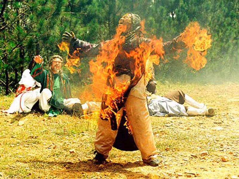 Trong thời gian làm diễn viên đóng thế, Lữ Đắc Long đối mặt với không ít nguy hiểm. Trong một bộ phim cổ trang quay tại Đà Lạt, anh diễn cảnh nhân vật bị trúng chưởng vào ngực rồi bốc cháy. Dù được trang bị kỹ lưỡng, nhưng khi lửa bốc lên cũng là lúc gió từ dưới đồi thổi mạnh, lửa táp ngược vào mặt của Lữ Đắc Long. Anh được đồng nghiệp giải cứu kịp thời nhưng vẫn bị bỏng nhẹ. Ảnh: Zing