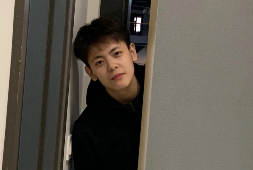 Gia đình Yang Shuyu cũng có truyền thống thể thao khi ông bà đều là vận động viên, bố cô là cầu thủ bóng đá. Dù không thích trở thành cái bóng của Yang Liwei, song cô nàng 19 tuổi đã chịu ảnh hưởng sâu sắc bởi người chị tài năng. Năm 16 tuổi, Yang Shuyu cùng chị đều tập luyện ở đội tuyển quốc gia và có nhiều thời gian chia sẻ, thấu hiểu nhau hơn. "Chị gái dạy cho tôi những kinh nghiệm tích lũy được qua các giải đấu, chị cũng rất nghiêm khắc", cô bày tỏ.