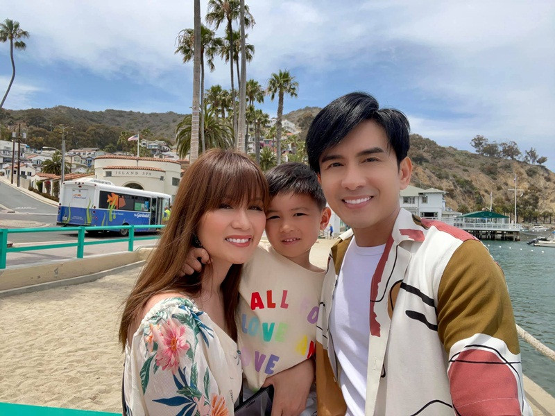 Khi về Mỹ vào tháng 6, nam ca sĩ còn cùng Thủy Tiên đưa con trai đi du lịch. Hình ảnh cả nhà bên nhau khiến không ai ngờ rằng cặp đôi ly hôn.