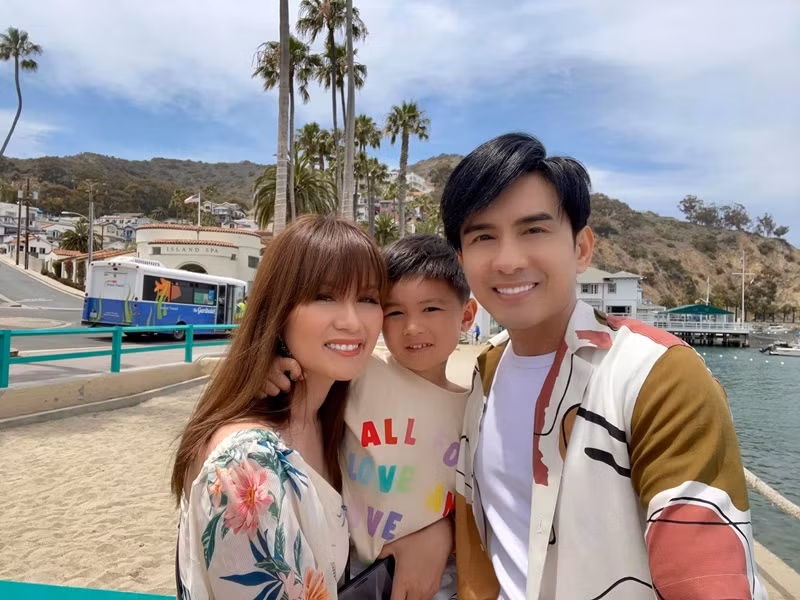 Khi về Mỹ vào tháng 6, nam ca sĩ còn cùng Thủy Tiên đưa con trai đi du lịch. Hình ảnh cả nhà bên nhau khiến không ai ngờ rằng cặp đôi ly hôn.