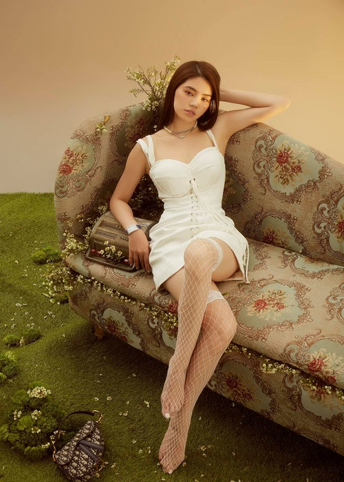 Ngoài vóc dáng đồng hồ cát, Jolie Nguyễn còn sở hữu gương mặt xinh đẹp với đôi môi tều gợi cảm được cho là hoàn toàn tự nhiên. Sau ồn ào năm 2020, bạn gái tin đồn một thời của Binz trở nên kín tiếng, lựa chọn phong cách kín đáo hơn.