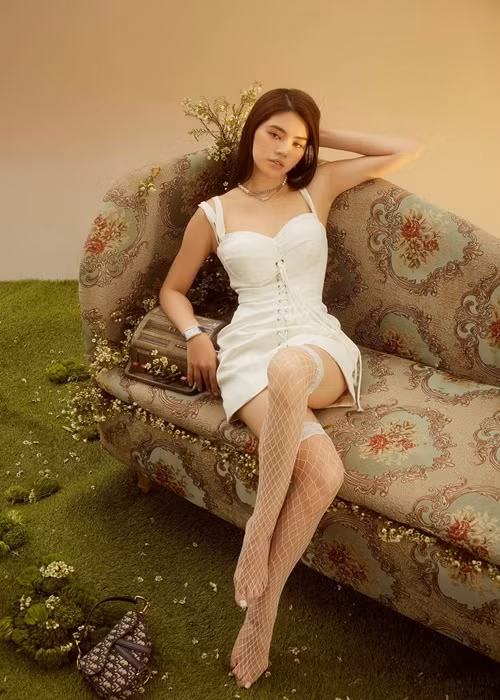 Ngoài vóc dáng đồng hồ cát, Jolie Nguyễn còn sở hữu gương mặt xinh đẹp với đôi môi tều gợi cảm được cho là hoàn toàn tự nhiên. Sau ồn ào năm 2020, bạn gái tin đồn một thời của Binz trở nên kín tiếng, lựa chọn phong cách kín đáo hơn.