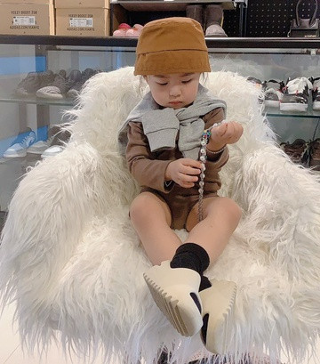 Be gai nguoi Viet 2 tuoi so huu bo suu tap giay ca tinh-Hinh-6