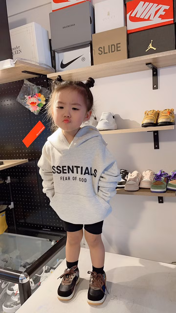 Be gai nguoi Viet 2 tuoi so huu bo suu tap giay ca tinh-Hinh-4