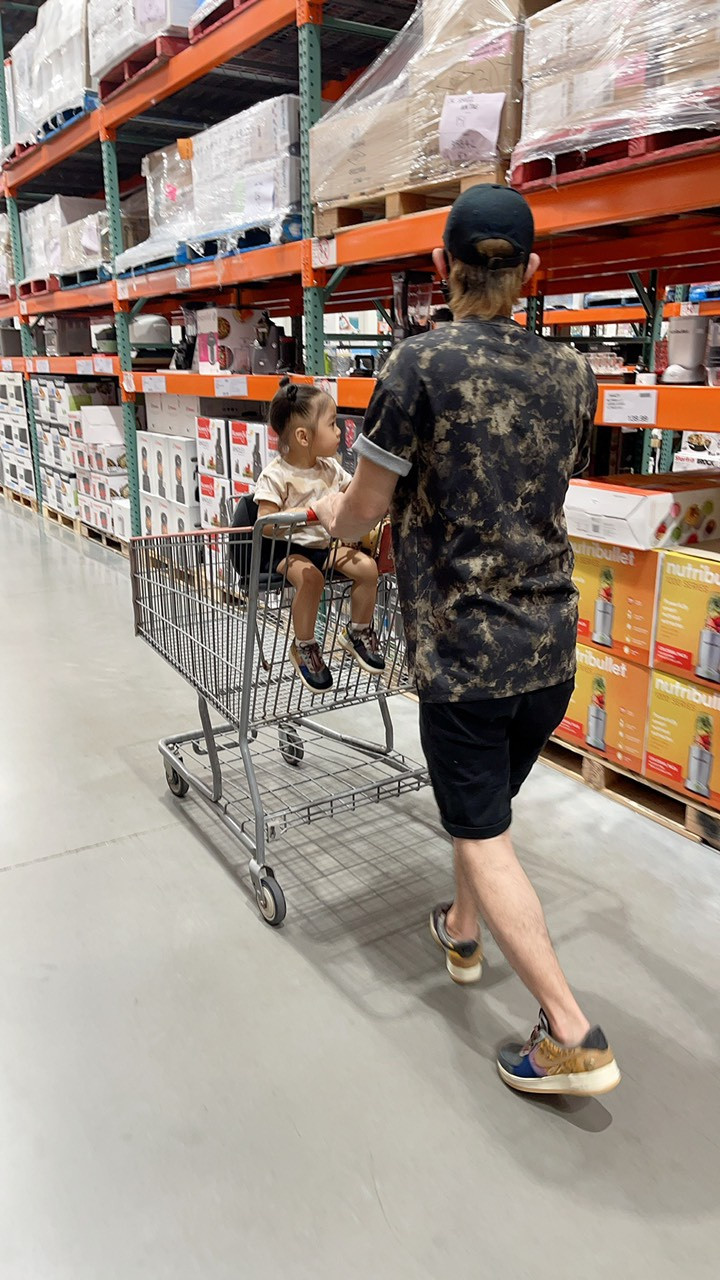 Be gai nguoi Viet 2 tuoi so huu bo suu tap giay ca tinh-Hinh-8