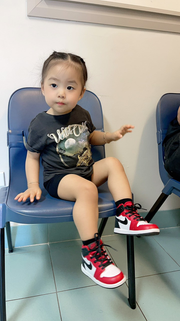 Be gai nguoi Viet 2 tuoi so huu bo suu tap giay ca tinh-Hinh-2