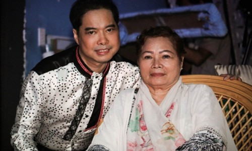 Dang cach ly, danh ca Ngoc Son khong the ve chiu tang me